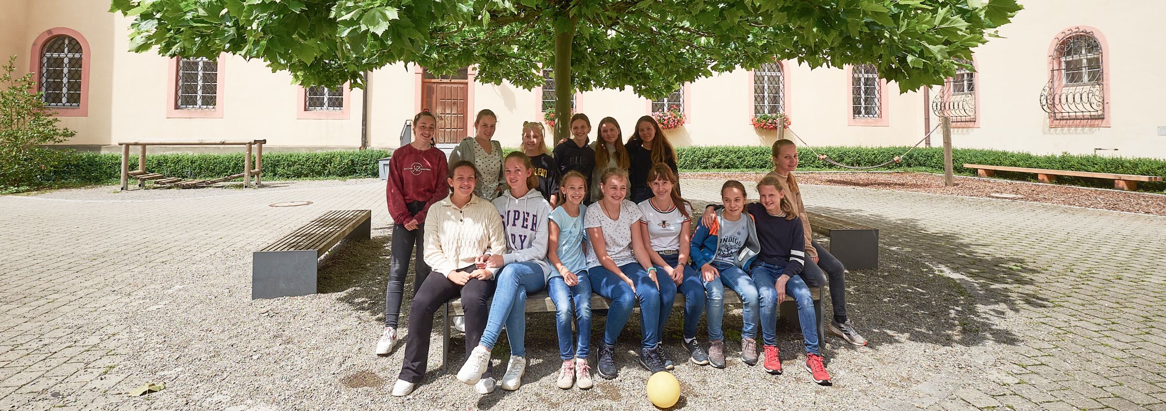 Mädchengruppe im Innenhof des historischen Gebäudes 