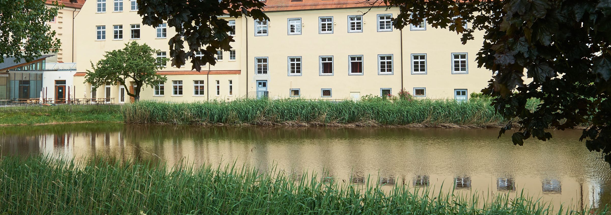 Außenansicht mit See – Kloster Wald – Gymnasium – Intenat – Lehrwerkstätten