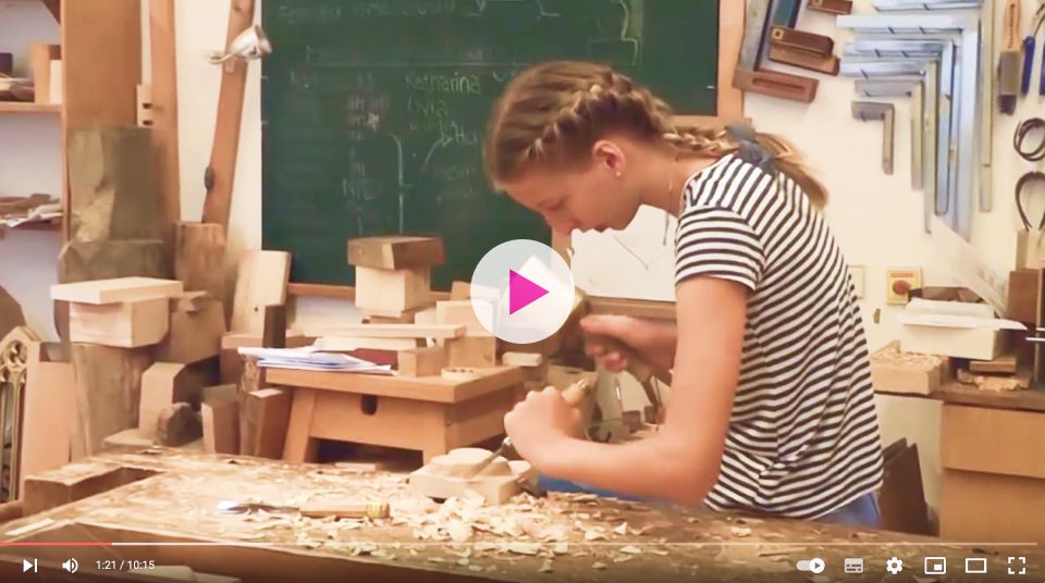 Filmausschnitt: Mädchen in der Holzwerkstatt Filmausschnitt: Mädchen in der Holzwerkstatt