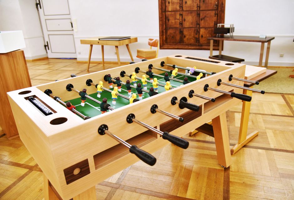Tisch-Kicker aus hellem Holz Tisch-Kicker aus hellem Holz